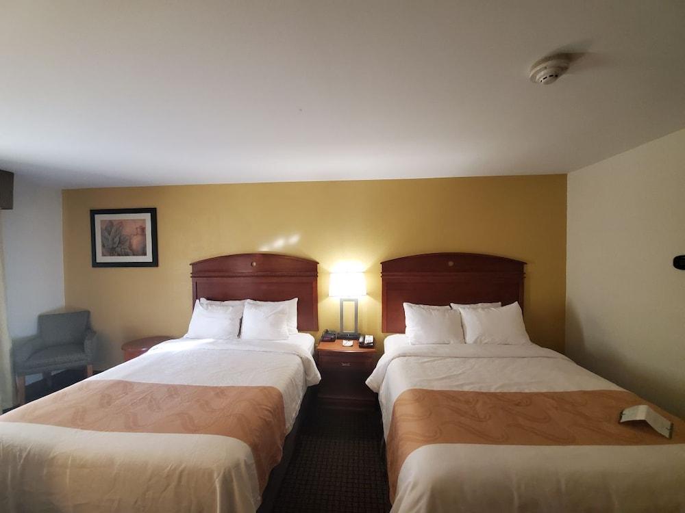 Quality Inn & Suites Northampton - Amherst Buitenkant foto
