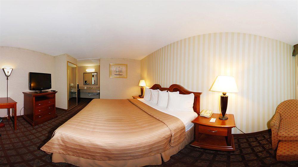 Quality Inn & Suites Northampton - Amherst Buitenkant foto