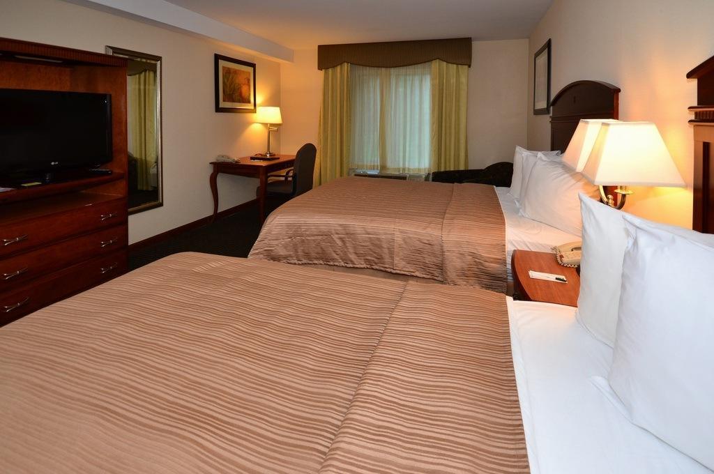 Quality Inn & Suites Northampton - Amherst Buitenkant foto
