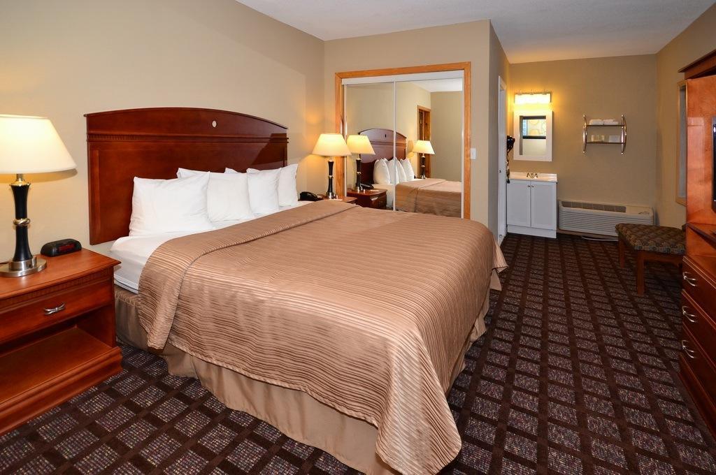 Quality Inn & Suites Northampton - Amherst Buitenkant foto
