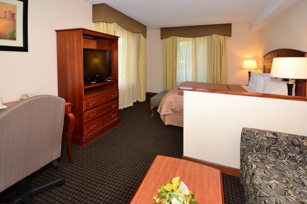 Quality Inn & Suites Northampton - Amherst Buitenkant foto