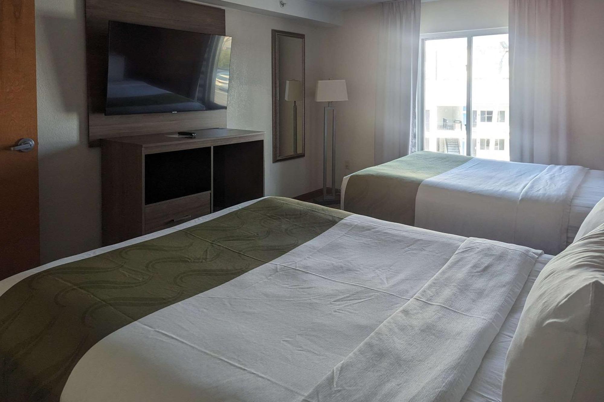 Quality Inn & Suites Northampton - Amherst Buitenkant foto