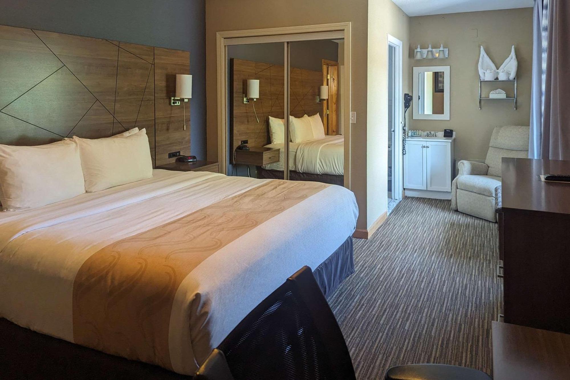Quality Inn & Suites Northampton - Amherst Buitenkant foto