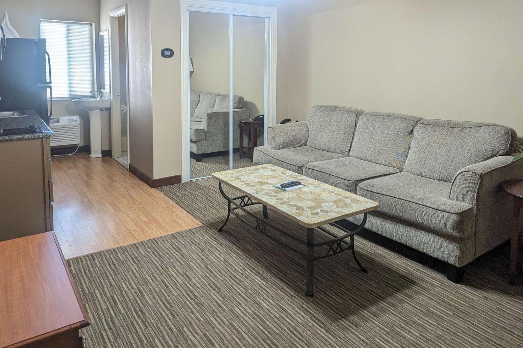 Quality Inn & Suites Northampton - Amherst Buitenkant foto