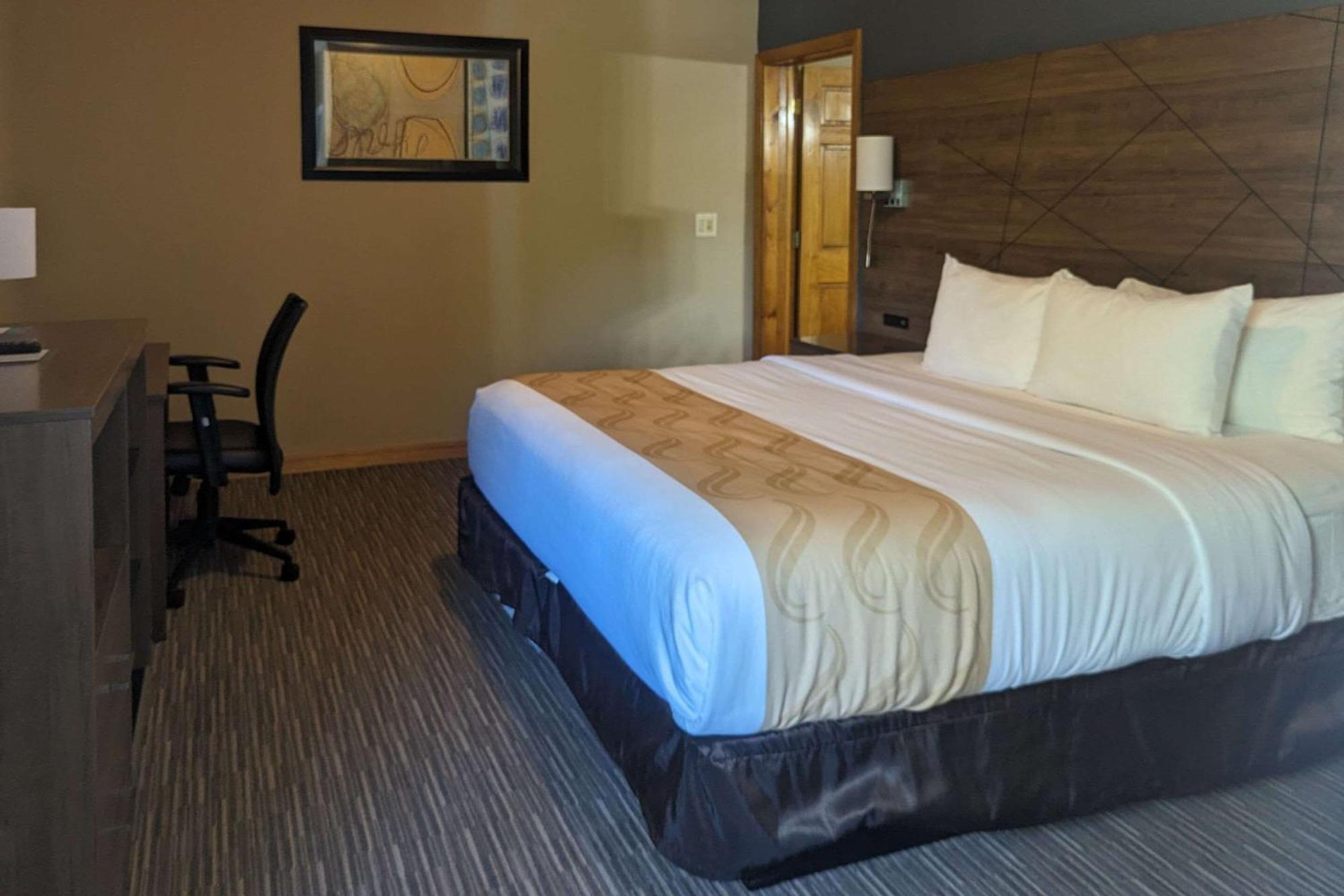 Quality Inn & Suites Northampton - Amherst Buitenkant foto