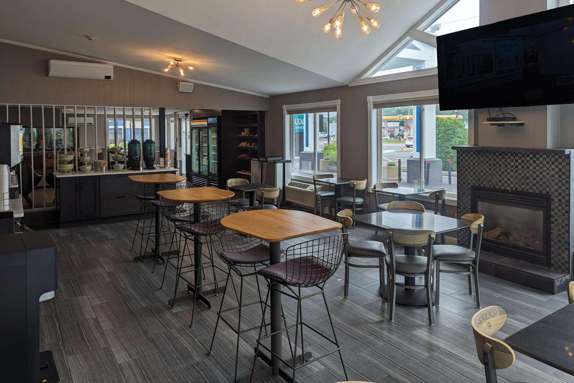 Quality Inn & Suites Northampton - Amherst Buitenkant foto